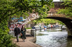 COUPLE SE PROMENANT SUR LES BERGES DE REGENT'S CANAL, LONDRES, ANGLETERRE 