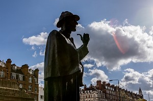 STATUE DE SHERLOCK HOLMES, STATION DE METRO BAKER STREET, LONDRES, ANGLETERRE 