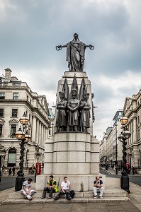 OUVRIERS AU PIED DU GUARDS CRIMEAN WAR MEMORIAL, LONDRES, ANGLETERRE 