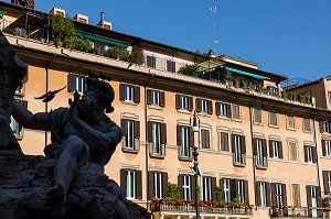 FONTAINE, FONTANA DEI FIUMI ET FACADE PIAZZA NAVONA, ROME, ITALIE 