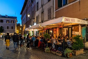 TERRASSE DE RESTAURANT A TRASTEVERE, ROME, ITALIE, EUROPE 