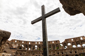 CROIX CHRETIENNE, COLISEE, AMPHITHEATRE DE LA ROME ANTIQUE, ROME, ITALIE, EUROPE 