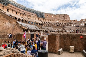TOURISME DE MASSE, GROUPE DE VISITEURS, COLISEE, ROME, ITALIE, EUROPE 