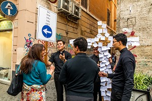 SEMINARISTES PROPOSENT DES PRIERES D'INSCRIRE DES PRIERES SUR UNE FEUILLE DE PAPIER, ROME, ITALIE, EUROPE 