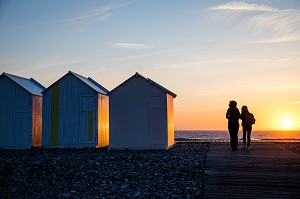 MERE ET FILLE SUR LA PLAGE DE CAYEUX SUR MER, (80) SOMME, PICARDIE, HAUTS-DE-FRANCE, FRANCE 