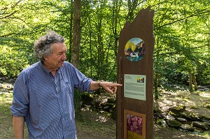 CHRISTOPHE RAMEIX, HISTORIEN ET EXPERT DE L'ECOLE DE CROZANT IL A PUBLIE DE NOMBREUX OUVRAGES CONSACRES A L'ECOLE DE CROZANT, DONT « L'ÉCOLE DE CROZANT, LES PEINTRES DE LA CREUSE ET DE GARGILESSE », BORDS DE LA RIVIERE SEDELLE QUI A ETE LA PLUS PEINTE AVEC LES MOULINS, NOTAMMENT LE MOULIN DE LA FOLIE, PEINTURE DE PICABIA, CROZANT, (23) CREUSE, NOUVELLE AQUITAINE, FRANCE 