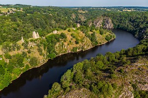 LA CREUSE ET FORTERESSE MEDIEVALE DE CROZANT, (23) CREUSE, LIMOUSIN, NOUVELLE AQUITAINE, FRANCE 