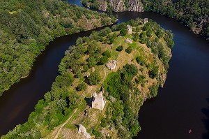 LA CREUSE ET FORTERESSE MEDIEVALE DE CROZANT, (23) CREUSE, NOUVELLE AQUITAINE, FRANCE 