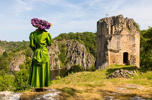 VISITE THEATRALISEE DANS L'ESPRIT DE GEORGES SAND, CHATEAU FORTERESSE MEDIEVALE DE CROZANT, (23) CREUSE, LIMOUSIN, NOUVELLE AQUITAINE, FRANCE 