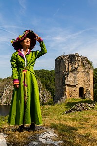 VISITE THEATRALISEE DANS L'ESPRIT DE GEORGES SAND, CHATEAU FORTERESSE MEDIEVALE DE CROZANT, (23) CREUSE, LIMOUSIN, NOUVELLE AQUITAINE, FRANCE 