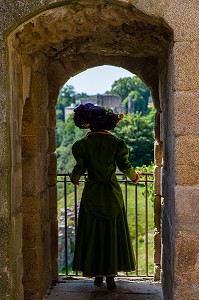 VISITE THEATRALISEE DANS L'ESPRIT DE GEORGES SAND, CHATEAU FORTERESSE MEDIEVALE DE CROZANT, (23) CREUSE, LIMOUSIN, NOUVELLE AQUITAINE, FRANCE 