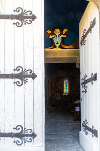 ENTREE DE L'EGLISE DE SOUS PARSAT, PEINTURES, FRESQUES MURALES REPRESENTANT L’ANCIEN ET LE NOUVEAU TESTAMENT DU PEINTRE CONTEMPORAIN GABRIEL CHABRAT, (23) CREUSE, LIMOUSIN, NOUVELLE AQUITAINE, FRANCE 