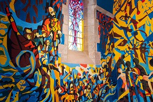 PEINTURES, FRESQUES MURALES REPRESENTANT L’ANCIEN ET LE NOUVEAU TESTAMENT DU PEINTRE CONTEMPORAIN GABRIEL CHABRAT, EGLISE DE SOUS PARSAT, (23) CREUSE, LIMOUSIN, NOUVELLE AQUITAINE, FRANCE 