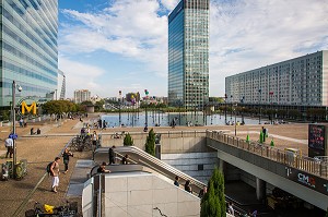 BASSIN DE TAKIS, ŒUVRE DU SCULPTEUR GREC PANAYOTIS VASSILAKIS PLUS CONNU SOUS LE NOM DE TAKIS, ESPLANADE LA DEFENSE, HAUTS-DE-SEINE, ILE-DE-FRANCE, FRANCE 