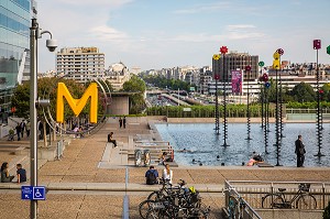 BASSIN DE TAKIS, ŒUVRE DU SCULPTEUR GREC PANAYOTIS VASSILAKIS PLUS CONNU SOUS LE NOM DE TAKIS, ESPLANADE LA DEFENSE, HAUTS-DE-SEINE, ILE-DE-FRANCE, FRANCE 