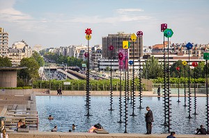 BASSIN DE TAKIS, ŒUVRE DU SCULPTEUR GREC PANAYOTIS VASSILAKIS PLUS CONNU SOUS LE NOM DE TAKIS, ESPLANADE LA DEFENSE, HAUTS-DE-SEINE, ILE-DE-FRANCE, FRANCE 