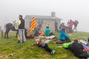 TROUBADE OU TROBADA, TRADITION CATALANE, ASCENSION A PIED DU PIC DU CANIGOU POUR DEPOSER UN FAGOT DE SARMENTS DE VIGNE (66) PYRENEES-ORIENTALES, LANGUEDOC-ROUSSILLON, OCCITANIE 