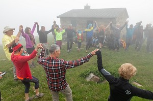 TROUBADE OU TROBADA, TRADITION CATALANE, ASCENSION A PIED DU PIC DU CANIGOU POUR DEPOSER UN FAGOT DE SARMENTS DE VIGNE (66) PYRENEES-ORIENTALES, LANGUEDOC-ROUSSILLON, OCCITANIE 