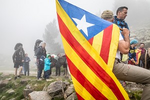 TROUBADE OU TROBADA, TRADITION CATALANE, ASCENSION A PIED DU PIC DU CANIGOU POUR DEPOSER UN FAGOT DE SARMENTS DE VIGNE (66) PYRENEES-ORIENTALES, LANGUEDOC-ROUSSILLON, OCCITANIE 