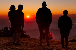 LEVER DE SOLEIL, REFUGE DU POURTALET SUR LES CONTREFORTS DU PIC DU CANIGOU 