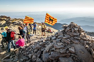 TROUBADE, ASCENSION DU PIC DU CANIGOU POUR DEPOSER UN FAGOT DE SARMENTS DE VIGNE 