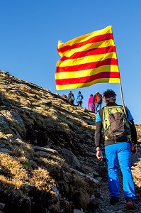 TROUBADE, ASCENSION DU PIC DU CANIGOU POUR DEPOSER UN FAGOT DE SARMENTS DE VIGNE 