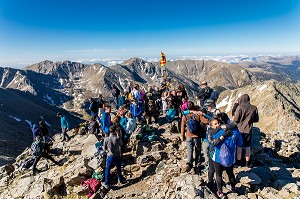 TROUBADE, ASCENSION DU PIC DU CANIGOU POUR DEPOSER UN FAGOT DE SARMENTS DE VIGNE 