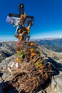 TROUBADE, ASCENSION DU PIC DU CANIGOU POUR DEPOSER UN FAGOT DE SARMENTS DE VIGNE 