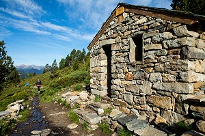 REFUGE, RANDONNEE VERS LE PIC DU CANIGOU DEPUIS LE REFUGE DE MARIAILLES PAR LE CHEMINEE, (66) PYRENEES-ORIENTALES, LANGUEDOC-ROUSSILLON, OCCITANIE 