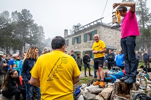 LA VEILLE DE LA SAINT JEAN, LA FLAMME QUI A BRULEE TOUTE L'ANNEE A PERPIGNAN EST AMENEE AU SOMMET DU CANIGOU POUR ALLUMER UN BRASIER, PYRENEES-ORIENTALES, LANGUEDOC-ROUSSILLON, OCCITANIE 