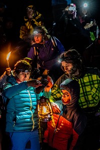 LA VEILLE DE LA SAINT JEAN, LA FLAMME QUI A BRULE TOUTE L'ANNEE A PERPIGNAN EST AMENEE AU SOMMET DU CANIGOU POUR ALLUMER UN BRASIER, PYRENEES-ORIENTALES, LANGUEDOC-ROUSSILLON, OCCITANIE 