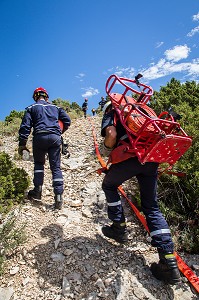 ASCENSION AVEC TUYAUX ET CLAIE DE PORTAGE, MANŒUVRE DIH, DETACHEMENT D’INTERVENTION SPECIALISE DE GRANDE LONGUEUR (PLUS DE DEUX KILOMETRES D’ETABLISSEMENT) POUR ATTEINDRE UN SOMMET A 400 METRES DE DENIVELE POSITIF AU DESSUS DE LA ZONE D’ACCES DES VEHICULES, FORMATION DIH, DETACHEMENT D'INTERVENTIONS HELIPORTES FEU DE FORET, BOUCHES DU RHONE (13) 