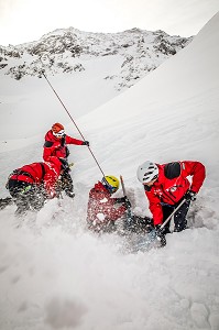 DEGAGEMENT D'UNE VICTIME ENSEVELI, EXERCICE NATIONAL SAPEURS-POMPIERS DE SECOURS EN AVALANCHE, COL DU LAUTARET, HAUTES ALPES (05) 