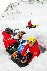 CONDITIONNEMENT DE VICTIME D'AVALANCHE, EXERCICE NATIONAL SAPEURS-POMPIERS DE SECOURS EN AVALANCHE, COL DU LAUTARET, HAUTES ALPES (05) 