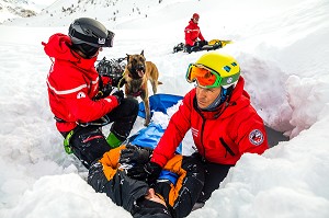 CONDITIONNEMENT DE VICTIME D'AVALANCHE, EXERCICE NATIONAL SAPEURS-POMPIERS DE SECOURS EN AVALANCHE, COL DU LAUTARET, HAUTES ALPES (05) 