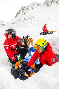 CONDITIONNEMENT DE VICTIME D'AVALANCHE, EXERCICE NATIONAL SAPEURS-POMPIERS DE SECOURS EN AVALANCHE, COL DU LAUTARET, HAUTES ALPES (05) 