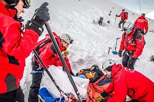 CONDITIONNEMENT DE VICTIME D'AVALANCHE, EXERCICE NATIONAL SAPEURS-POMPIERS DE SECOURS EN AVALANCHE, COL DU LAUTARET, HAUTES ALPES (05) 