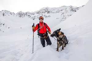 BINOME MAITRE-CHIEN D'AVALANCHE DE RECHERCHE DE VICTIME DANS UNE AVALANCHE, EXERCICE NATIONAL SAPEURS-POMPIERS DE SECOURS EN AVALANCHE, COL DU LAUTARET, HAUTES ALPES (05) 