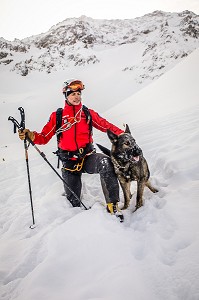 BINOME MAITRE-CHIEN D'AVALANCHE DE RECHERCHE DE VICTIME DANS UNE AVALANCHE, EXERCICE NATIONAL SAPEURS-POMPIERS DE SECOURS EN AVALANCHE, COL DU LAUTARET, HAUTES ALPES (05) 