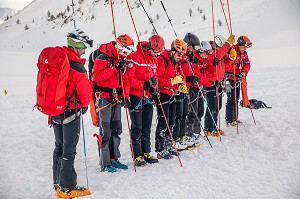 VAGUE DE SONDEURS, SECOURISTES, EXERCICE NATIONAL SAPEURS-POMPIERS DE SECOURS EN AVALANCHE, COL DU LAUTARET, HAUTES ALPES (05) 