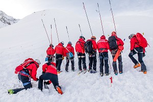 VAGUE DE SONDEURS, SECOURISTES, EXERCICE NATIONAL SAPEURS-POMPIERS DE SECOURS EN AVALANCHE, COL DU LAUTARET, HAUTES ALPES (05) 