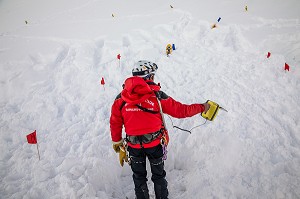 RECHERCHE DE VICTIME AVEC DETECTEUR SYSTEME RECCO, EXERCICE NATIONAL SAPEURS-POMPIERS DE SECOURS EN AVALANCHE, COL DU LAUTARET, HAUTES ALPES (05) 