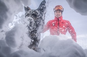 BINOME MAITRE-CHIEN D'AVALANCHE DE RECHERCHE DE VICTIME DANS UNE AVALANCHE, EXERCICE NATIONAL SAPEURS-POMPIERS DE SECOURS EN AVALANCHE, COL DU LAUTARET, HAUTES ALPES (05) 