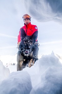 BINOME MAITRE-CHIEN D'AVALANCHE DE RECHERCHE DE VICTIME DANS UNE AVALANCHE, EXERCICE NATIONAL SAPEURS-POMPIERS DE SECOURS EN AVALANCHE, COL DU LAUTARET, HAUTES ALPES (05) 