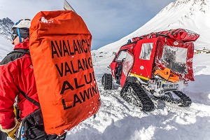 SECOURISTE AVEC SAC AVALANCHE, UNITE LEGERE DE SECOURS A CHENILLES, ULS, EXERCICE NATIONAL SAPEURS-POMPIERS DE SECOURS EN AVALANCHE, COL DU LAUTARET, HAUTES ALPES (05) 