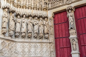 STATUES DANS L'EMBRASEMENT ET LE PIEDROIT GAUCHE DU PORTAIL CENTRAL AVEC LE 'BEAU DIEU', TRUMEAU DE LA PORTE CENTRAL, CATHEDRALE NOTRE DAME D'AMIENS, SOMME, PICARDIE, HAUT DE FRANCE 