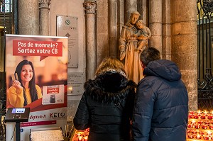 BORNE DE DON CONNECTEE QUI PERMET DE FAIRE UN DON PAR CARTE DE CREDIT, CATHEDRALE NOTRE DAME D'AMIENS, SOMME, PICARDIE, HAUT DE FRANCE 