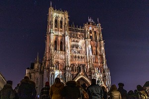 SPECTACLE MONUMENTAL CHROMA SUR LA FACADE DE LA CATHEDRALE NOTRE DAME D'AMIENS, SOMME, PICARDIE, HAUT DE FRANCE 