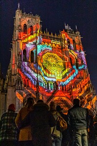 SPECTACLE MONUMENTAL CHROMA SUR LA FACADE DE LA CATHEDRALE NOTRE DAME D'AMIENS, SOMME, PICARDIE, HAUT DE FRANCE 