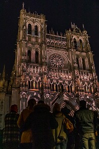 SPECTACLE MONUMENTAL CHROMA SUR LA FACADE DE LA CATHEDRALE NOTRE DAME D'AMIENS, SOMME, PICARDIE, HAUT DE FRANCE 